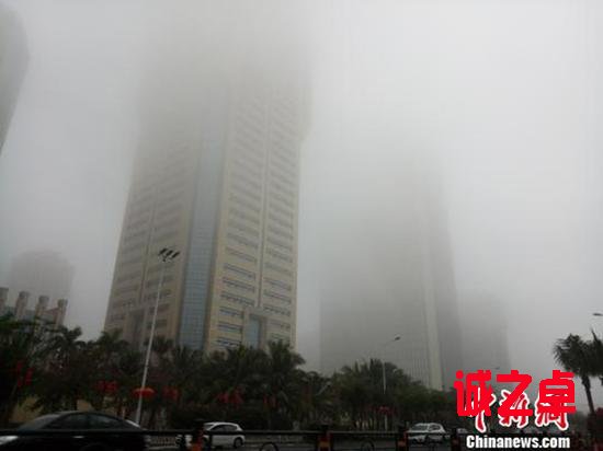 2月25日，海口市区大雾弥漫。尹海明 图