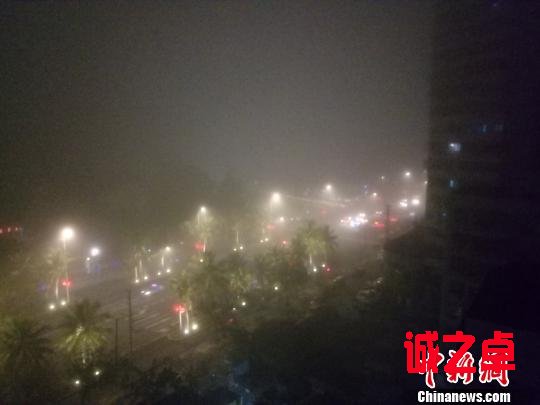 2月24日晚,海口市区大雾弥漫。 尹海明 摄