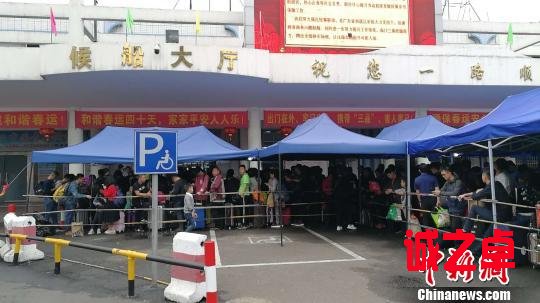 候船待渡 张原 摄
