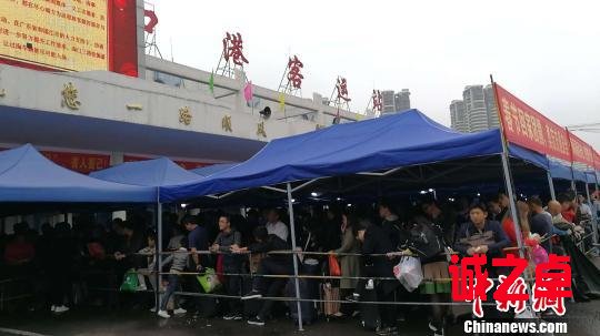 候船待渡 张原 摄
