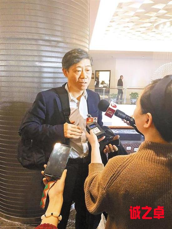 3月6日，全国政协委员、经济学家李稻葵在政协分组讨论会后接受记者的采访。