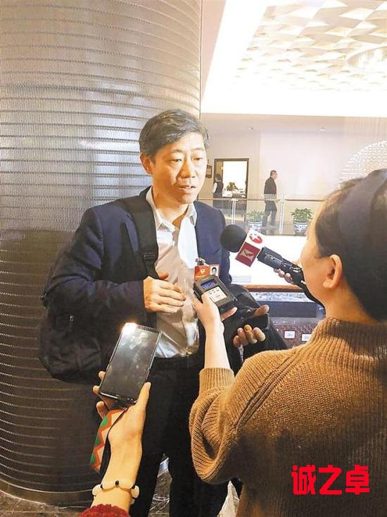 3月6日,全国政协委员、经济学家李稻葵在政协分组讨论会后接受记者的采访。